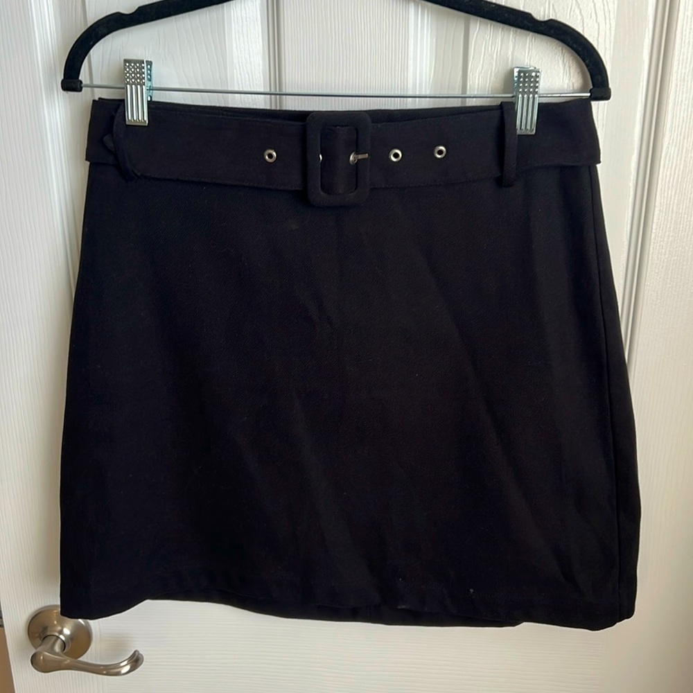 Ladies Nine West size medium black mini skirt with belt